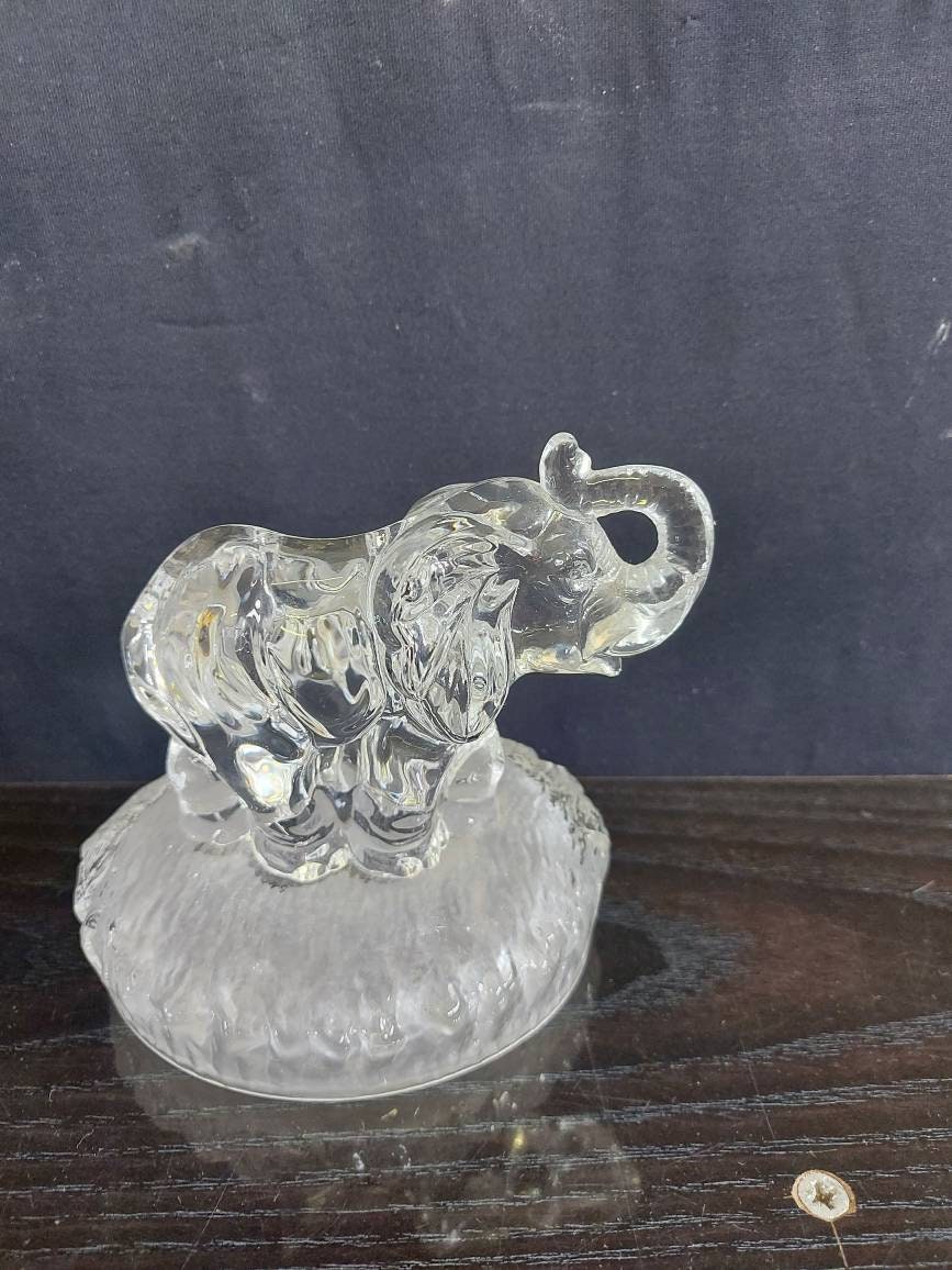 statuetta di un elefante con cucciolo