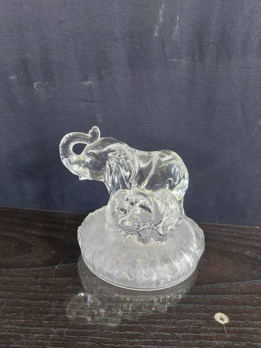 statuetta di un elefante con cucciolo