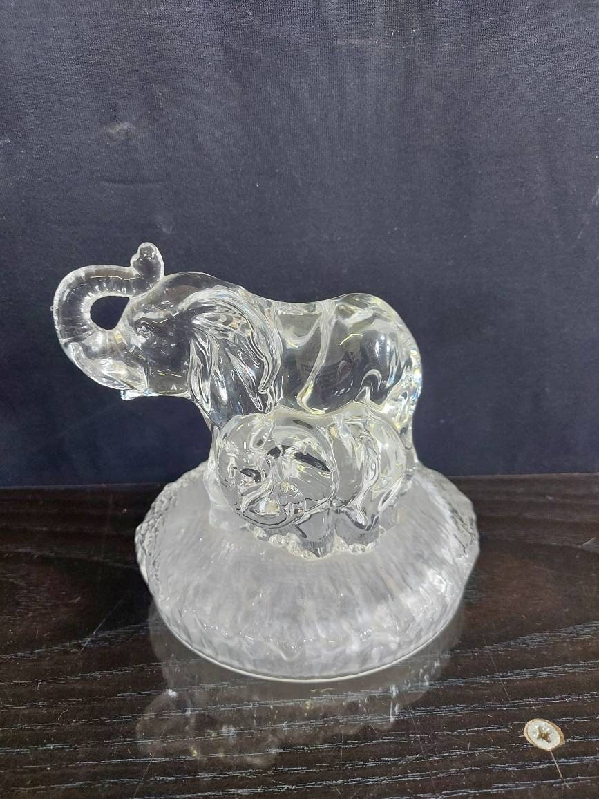 statuetta di un elefante con cucciolo