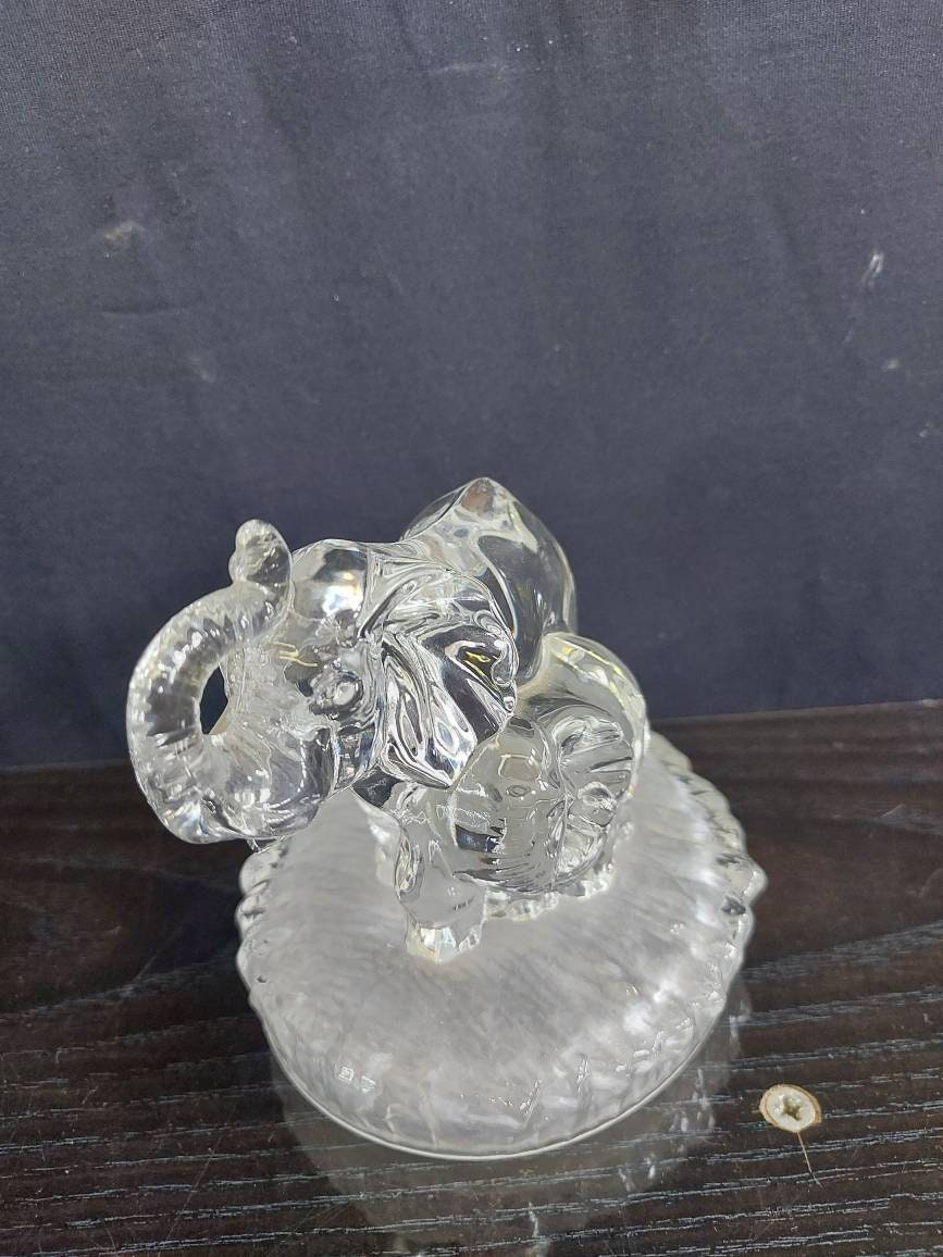 statuetta di un elefante con cucciolo