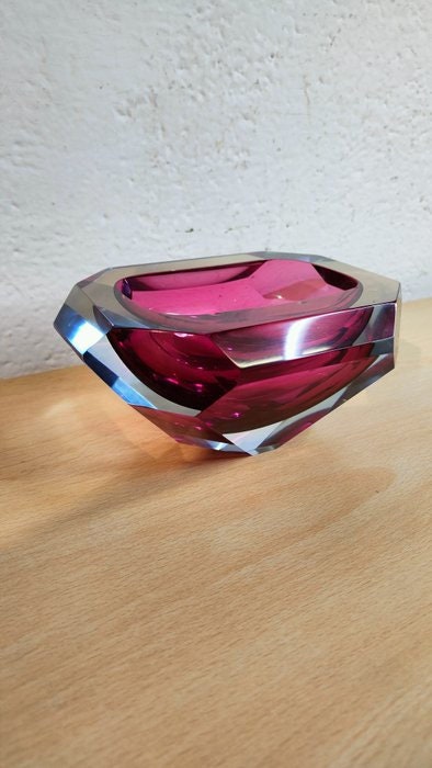 Posa Cenere per Fumatori in Vetro Viola a Forma di Diamante - Eleganza e Funzionalità