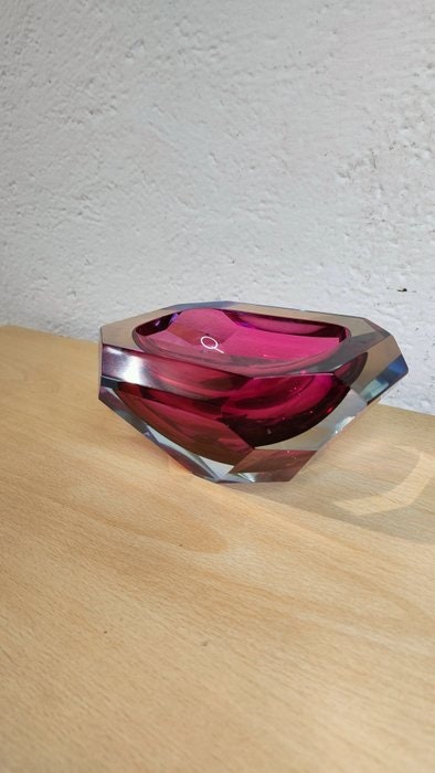 Posa Cenere per Fumatori in Vetro Viola a Forma di Diamante - Eleganza e Funzionalità