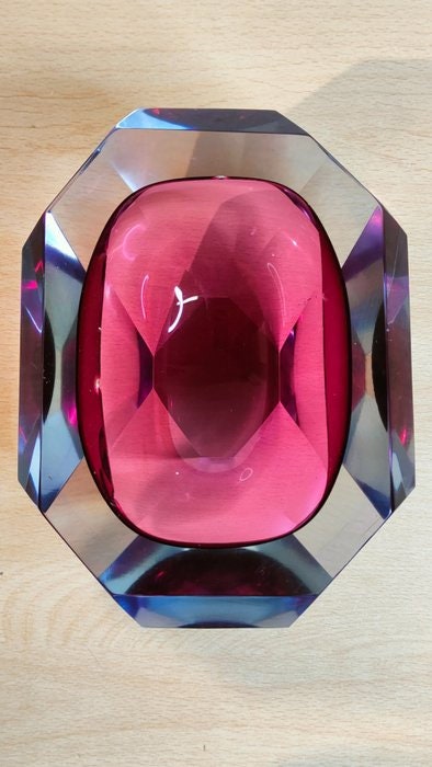 Posa Cenere per Fumatori in Vetro Viola a Forma di Diamante - Eleganza e Funzionalità