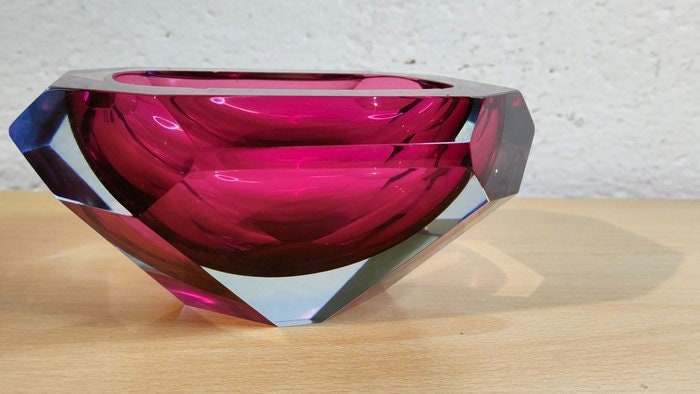 Posa Cenere per Fumatori in Vetro Viola a Forma di Diamante - Eleganza e Funzionalità