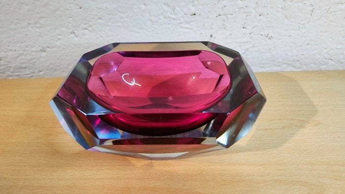 Posa Cenere per Fumatori in Vetro Viola a Forma di Diamante - Eleganza e Funzionalità