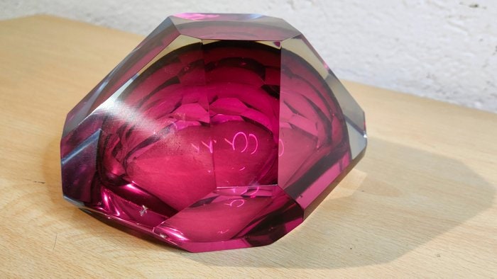 Posa Cenere per Fumatori in Vetro Viola a Forma di Diamante - Eleganza e Funzionalità