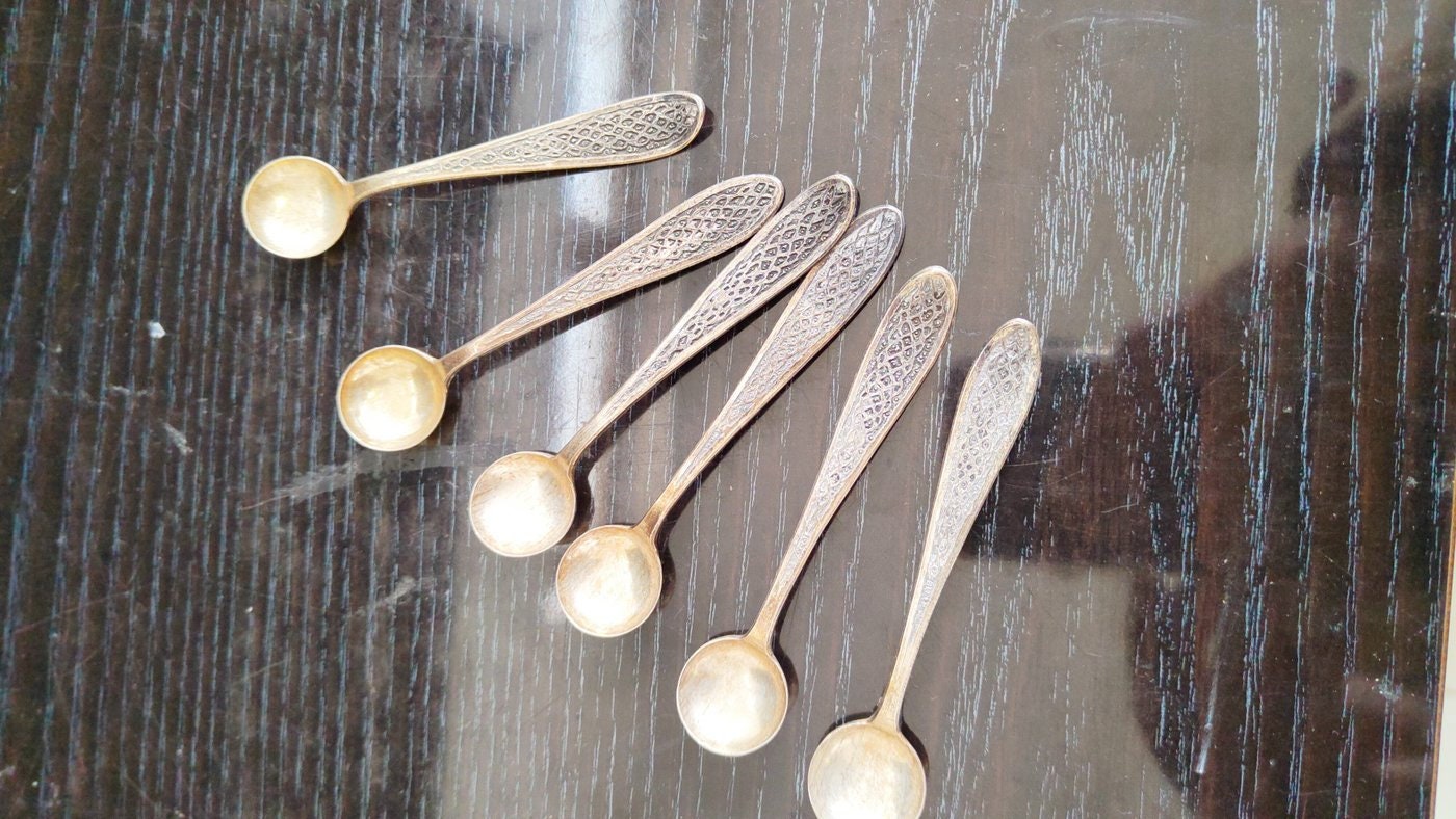 Cucchiai Placcati in Argento: Raffinatezza in Miniatura per la Tua Tavola