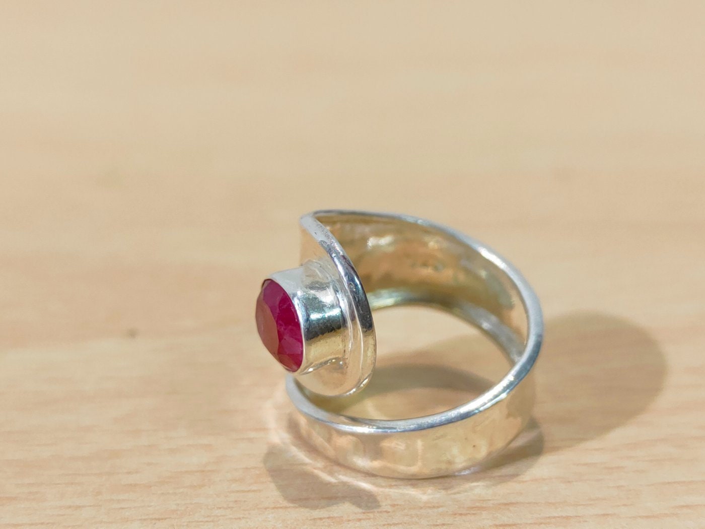 Anello in Argento 925 con Pietra Sintetica Rossa - Taglia Regolabile