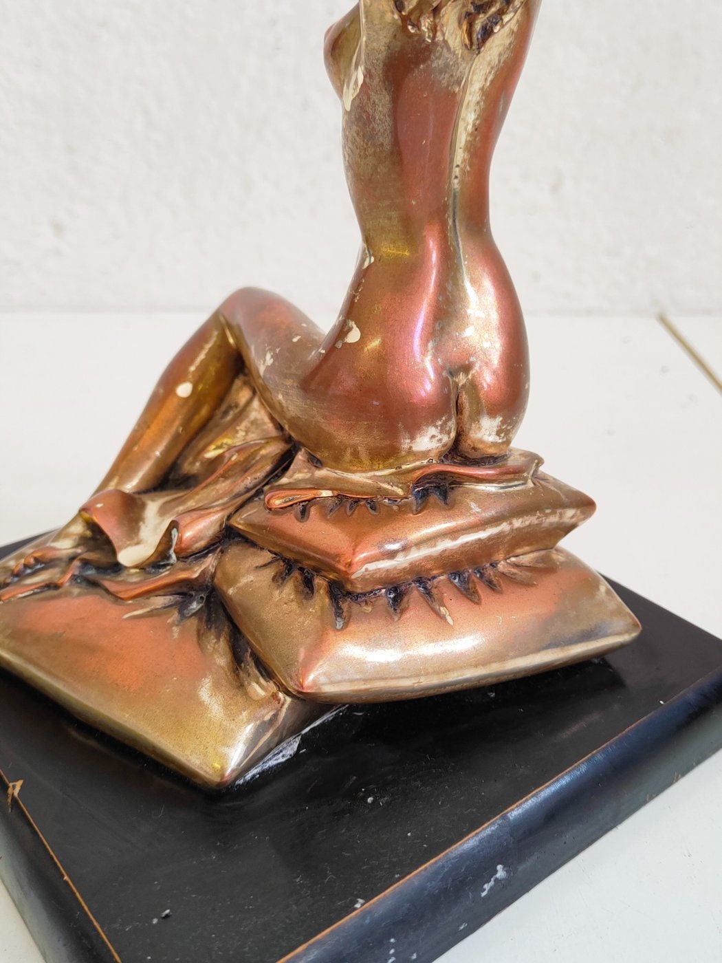 Scultura in Bronzo di Donna Nuda - Lamina d'Argento 925 - Base in Legno Nero - Opera d'Arte Elegante