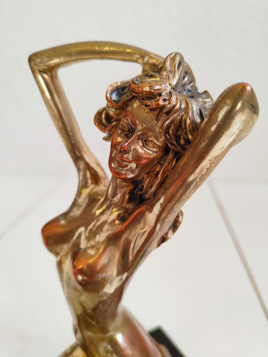 Scultura in Bronzo di Donna Nuda - Lamina d'Argento 925 - Base in Legno Nero - Opera d'Arte Elegante