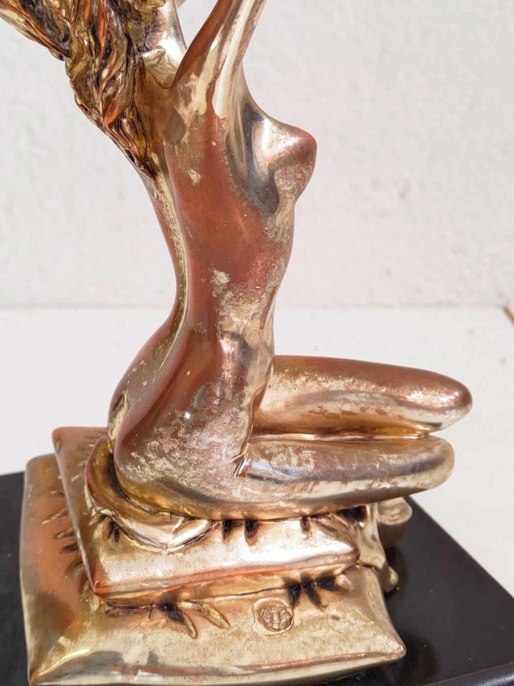 Scultura in Bronzo di Donna Nuda - Lamina d'Argento 925 - Base in Legno Nero - Opera d'Arte Elegante