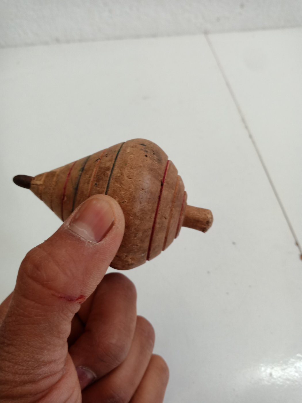 Gioco Vintage - Vecchia Trottola in Legno e Ferro - Un Pezzo di Storia da Rivivere