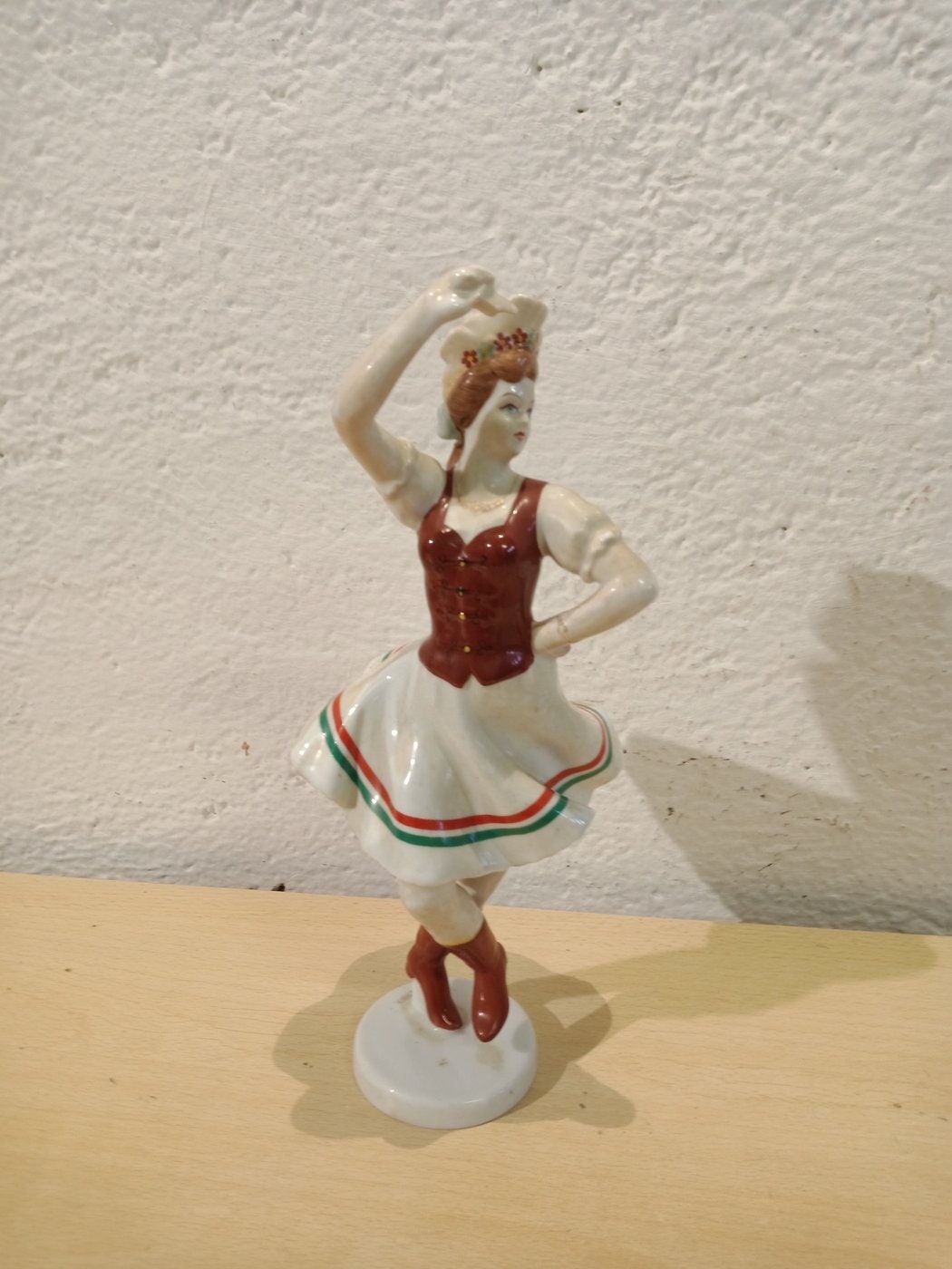Statuetta Popolare in Porcellana Dipinta a Mano - Hollohaza Ungheria, 1831