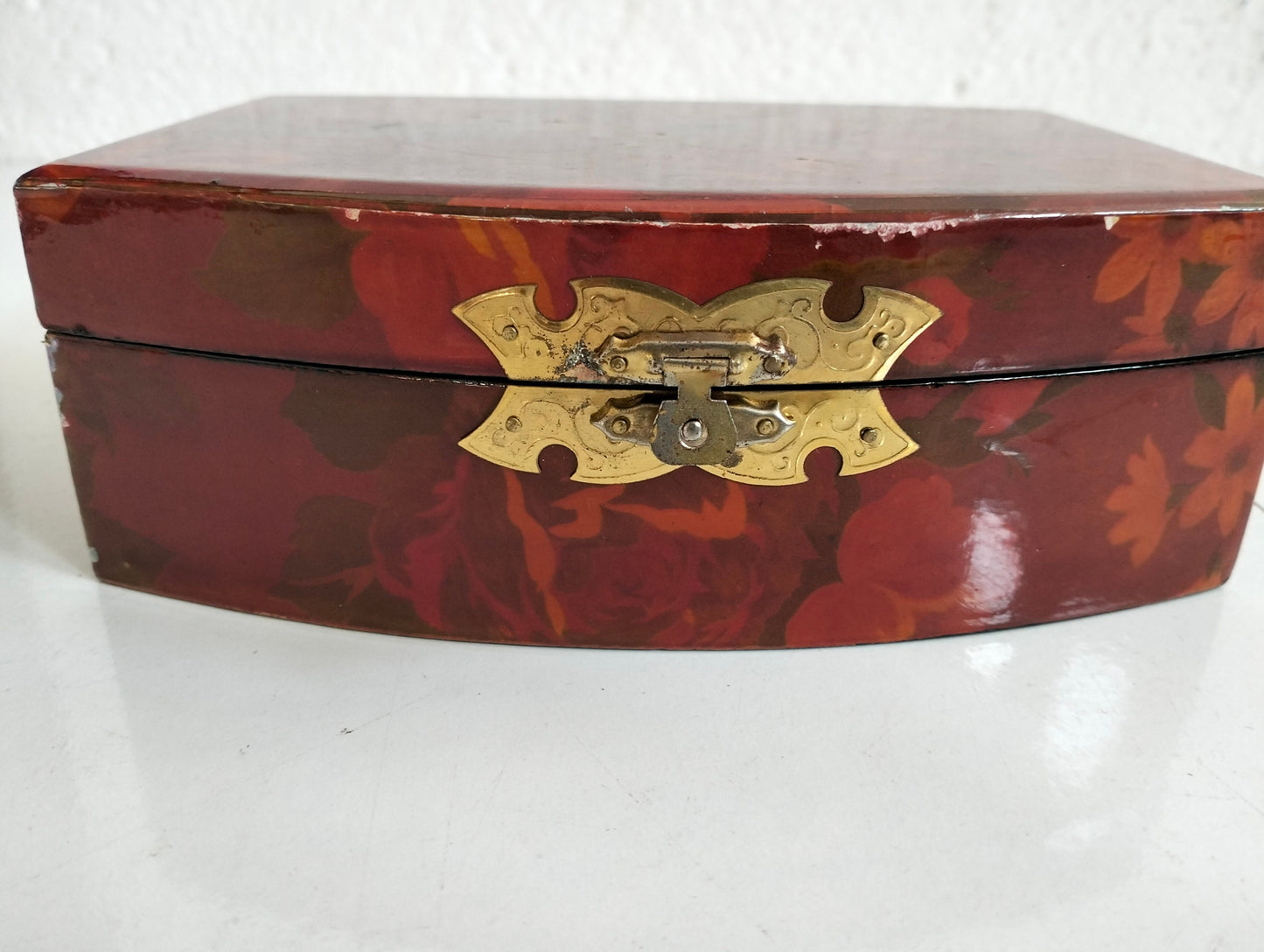 Elegante Portagioie Cinese in Legno con Rifiniture in Ottone - Arte e Stile in Uno Spazio
