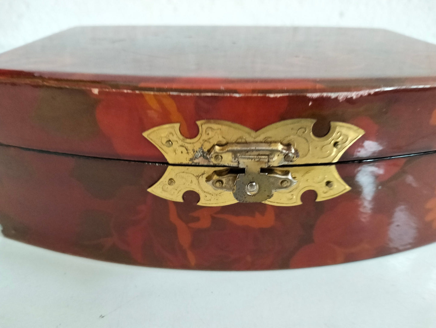 Elegante Portagioie Cinese in Legno con Rifiniture in Ottone - Arte e Stile in Uno Spazio