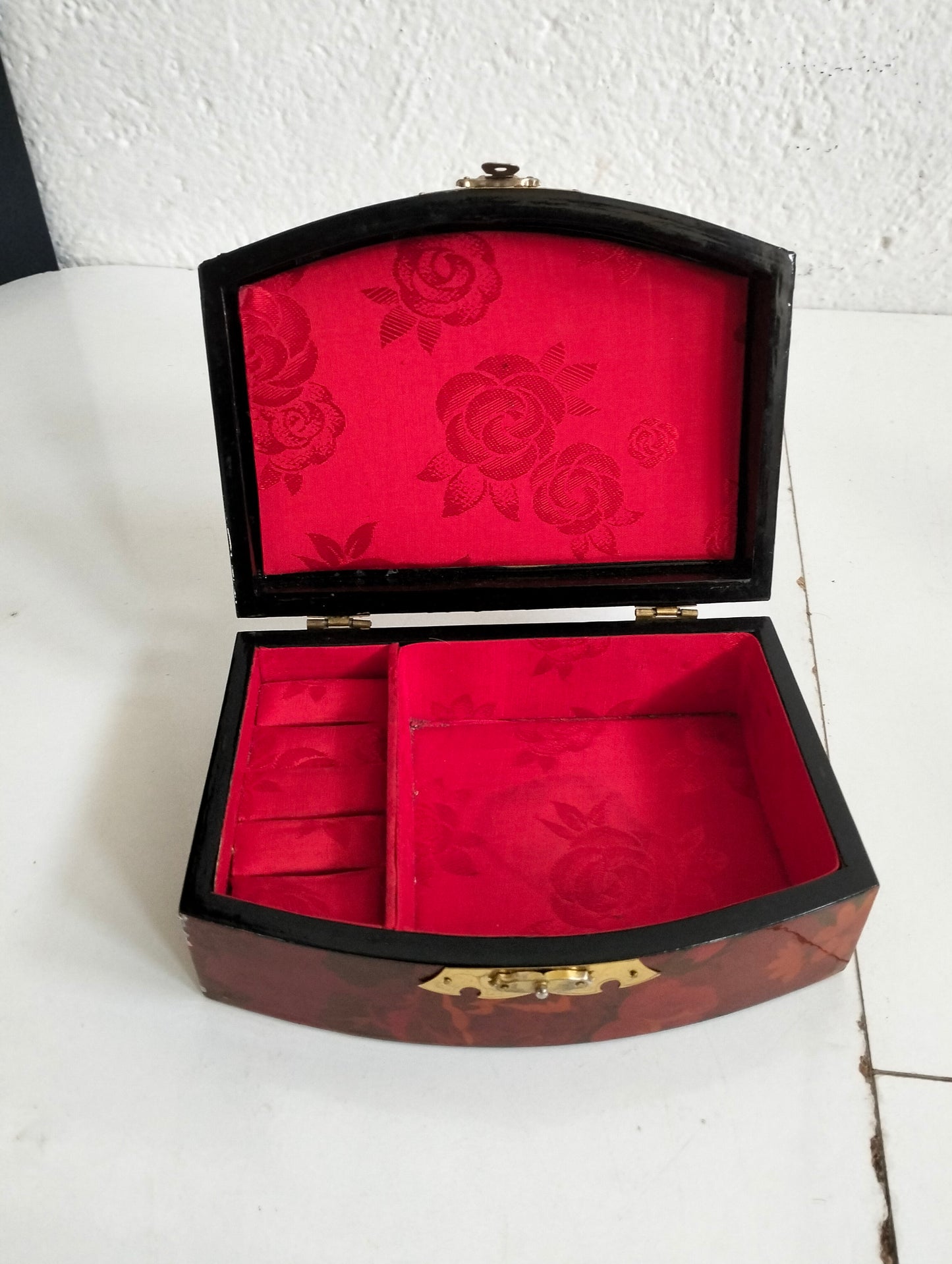 Elegante Portagioie Cinese in Legno con Rifiniture in Ottone - Arte e Stile in Uno Spazio