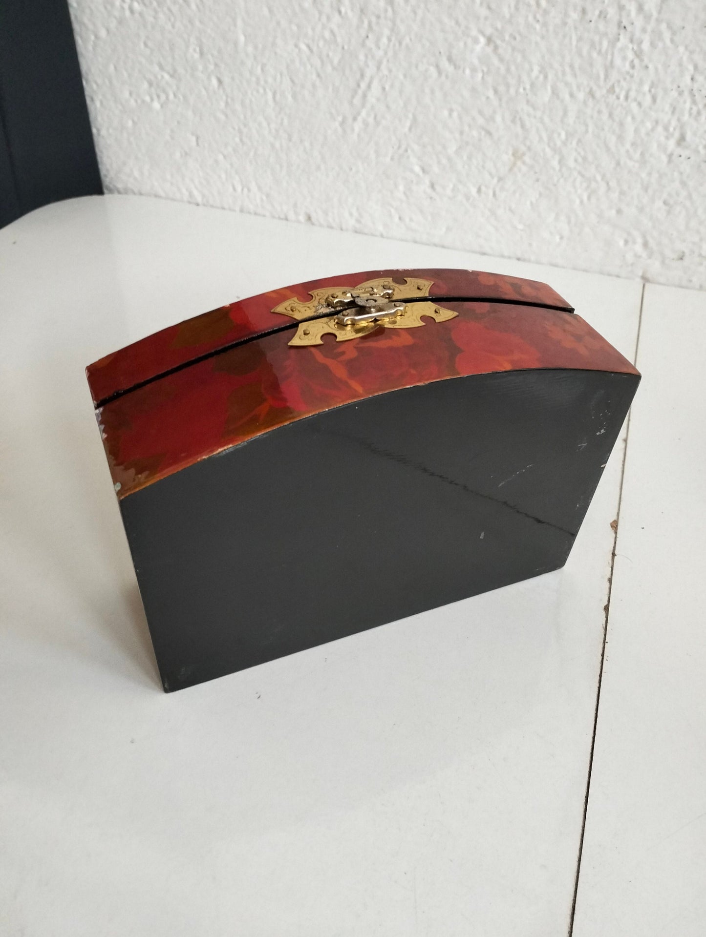Elegante Portagioie Cinese in Legno con Rifiniture in Ottone - Arte e Stile in Uno Spazio