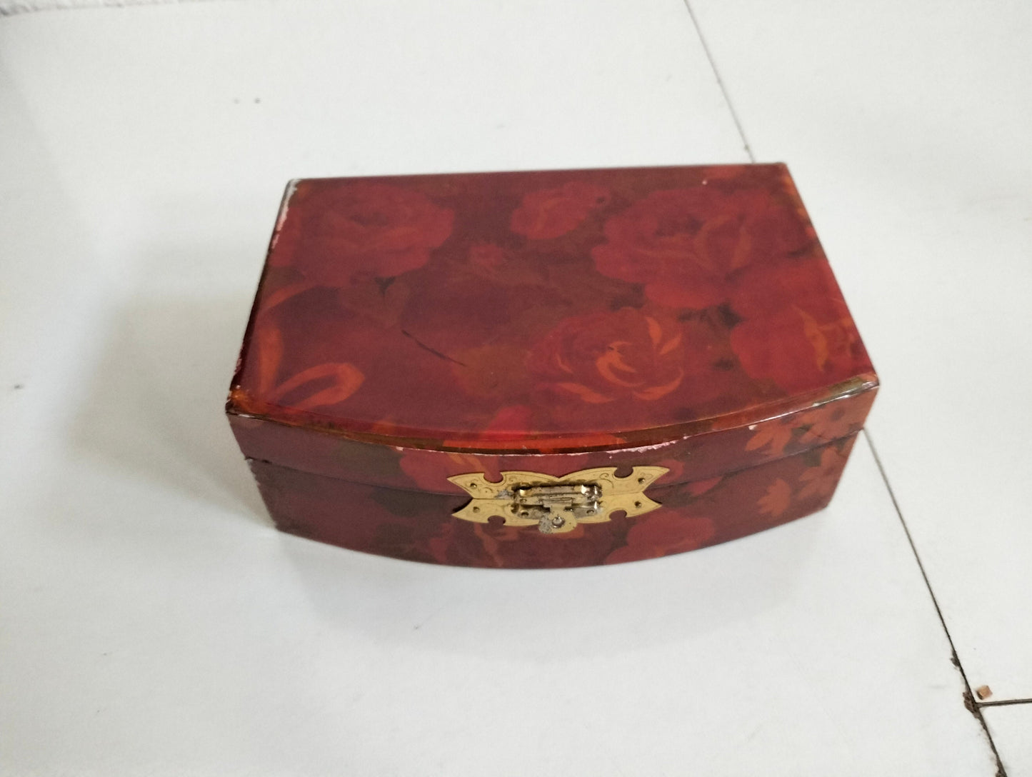 Elegante Portagioie Cinese in Legno con Rifiniture in Ottone - Arte e Stile in Uno Spazio