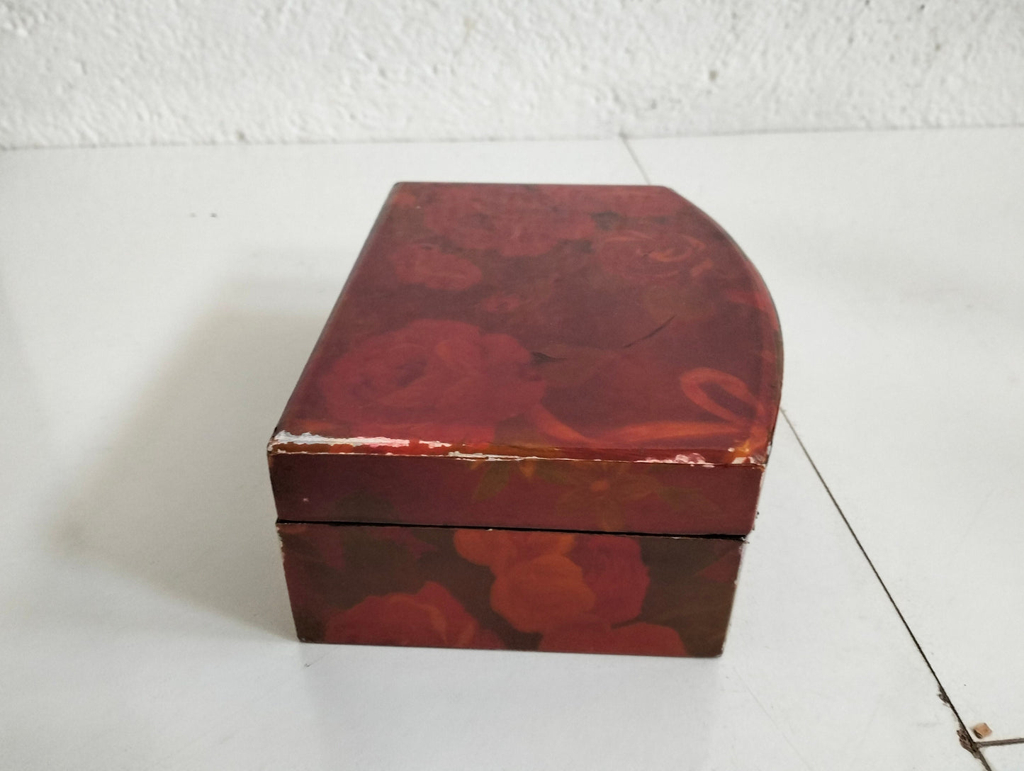 Elegante Portagioie Cinese in Legno con Rifiniture in Ottone - Arte e Stile in Uno Spazio