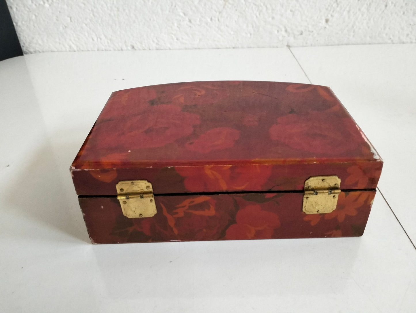 Elegante Portagioie Cinese in Legno con Rifiniture in Ottone - Arte e Stile in Uno Spazio