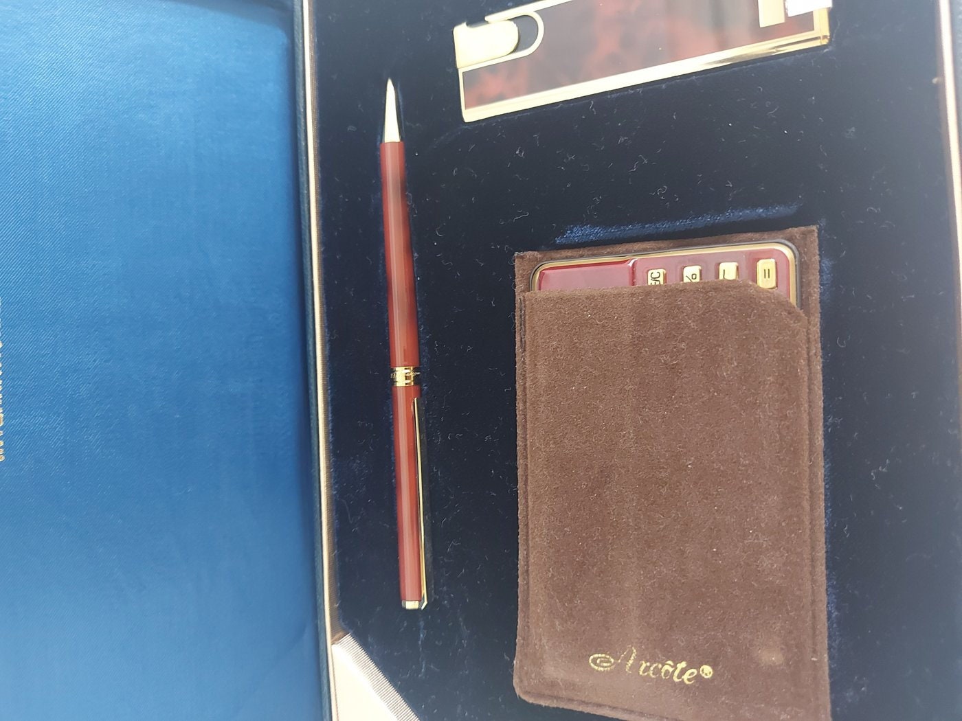 Set Scrivania Vintage con Penna, Calcolatrice e Accendino