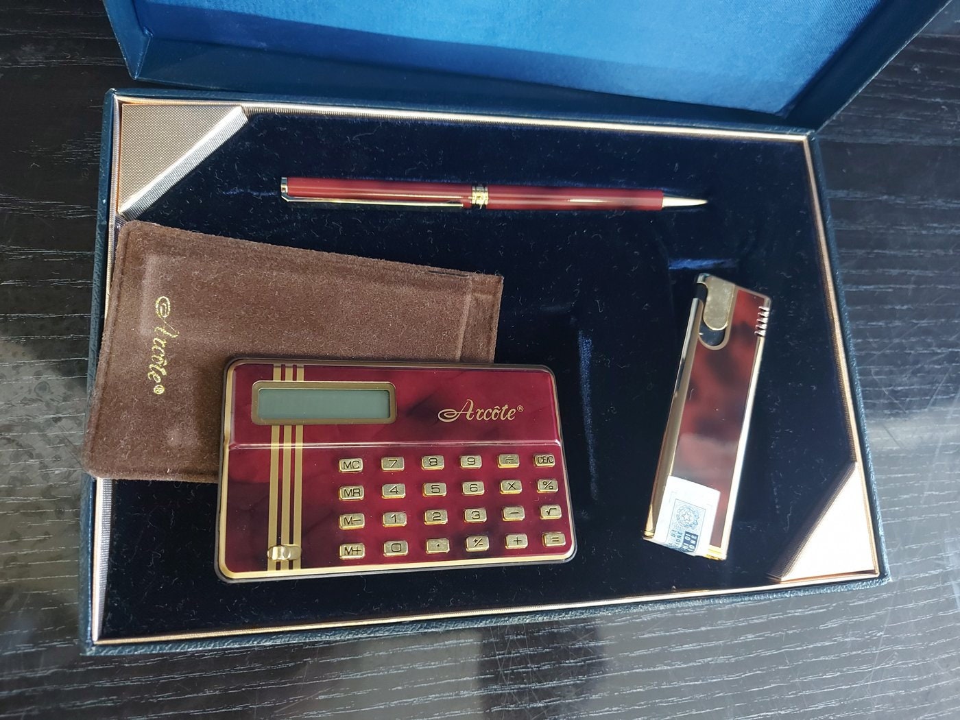 Set Scrivania Vintage con Penna, Calcolatrice e Accendino