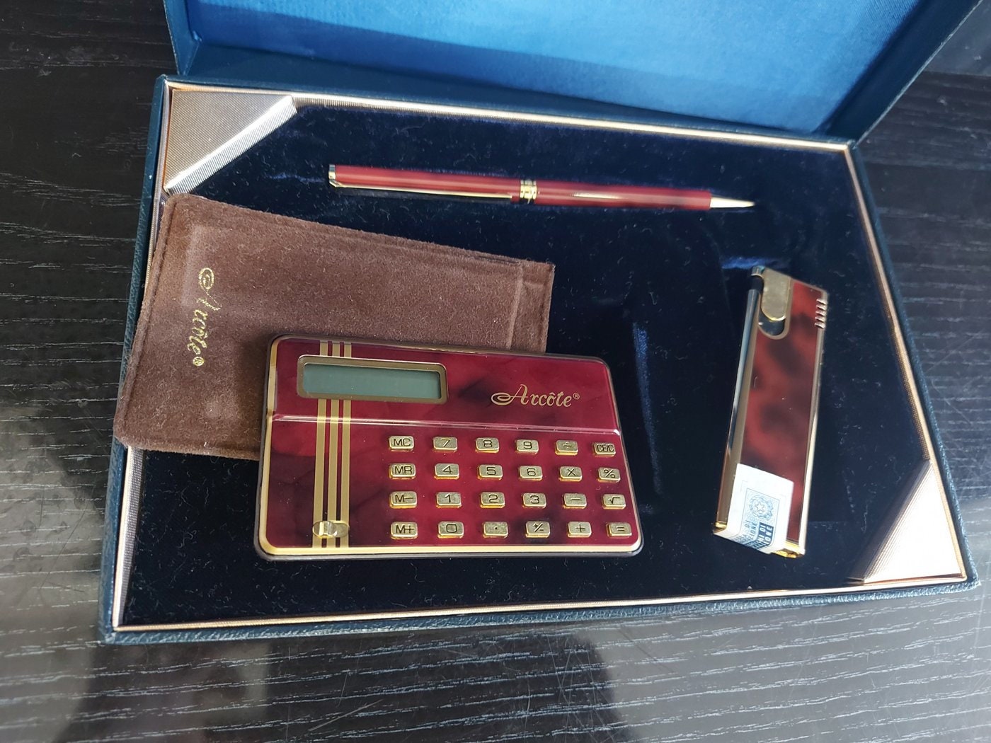 Set Scrivania Vintage con Penna, Calcolatrice e Accendino