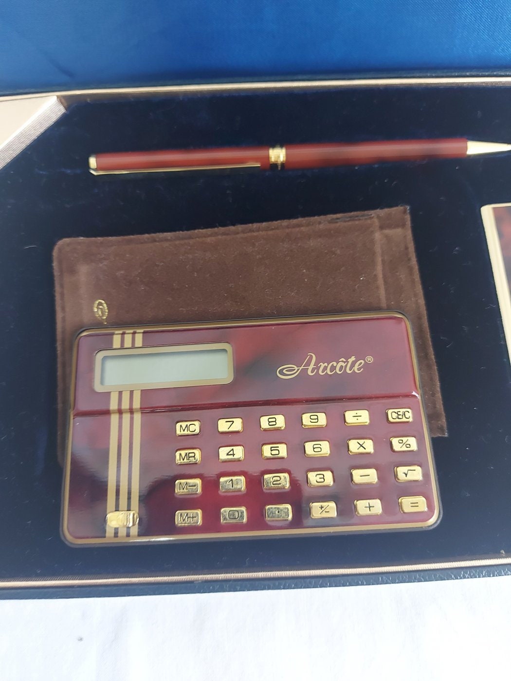 Set Scrivania Vintage con Penna, Calcolatrice e Accendino