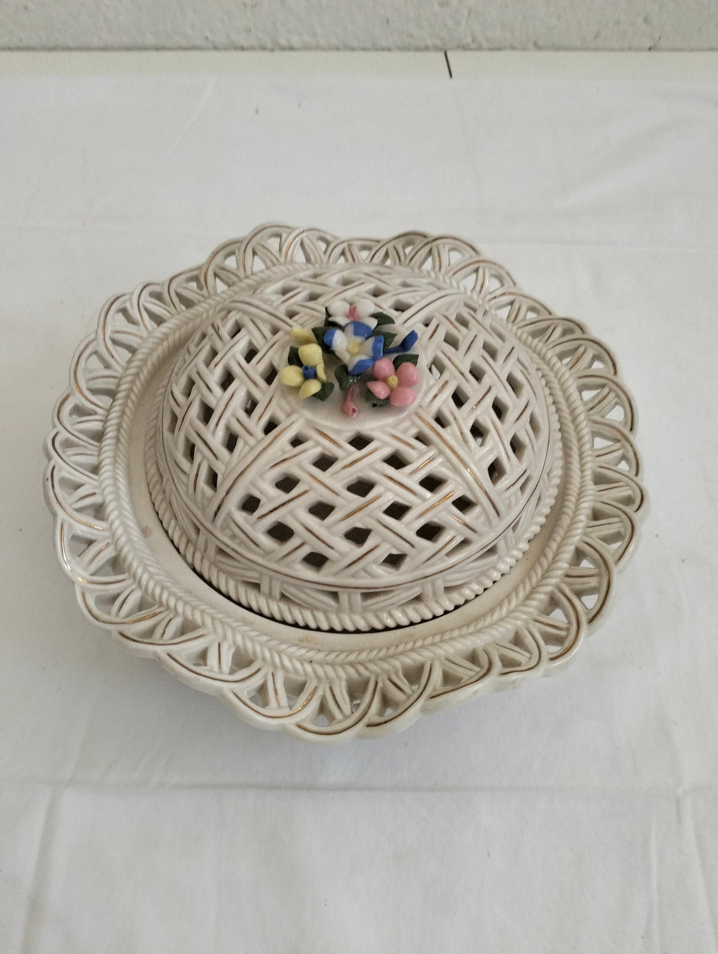 Centrotavola in ceramica traforata con coperchio