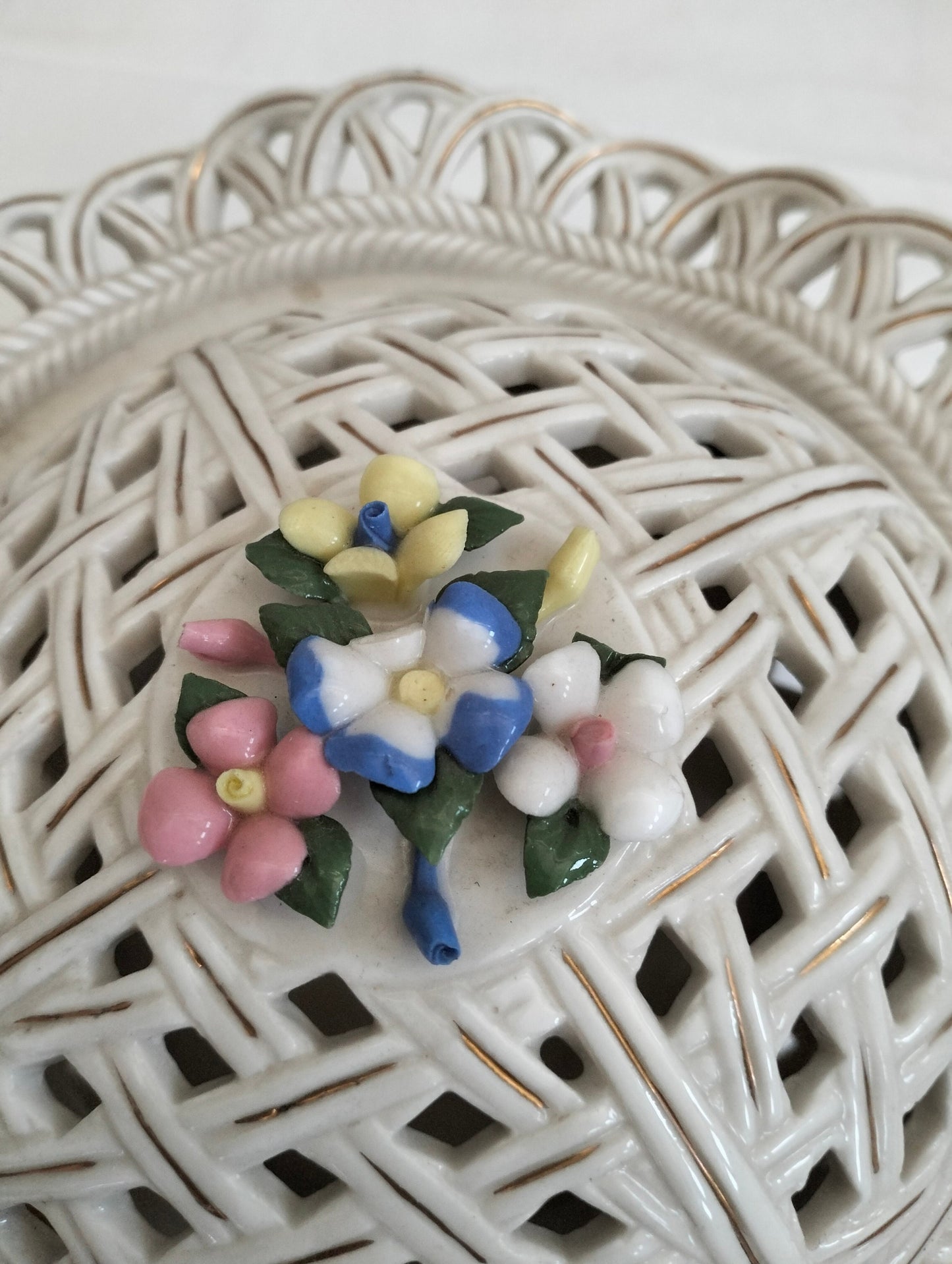 Centrotavola in ceramica traforata con coperchio
