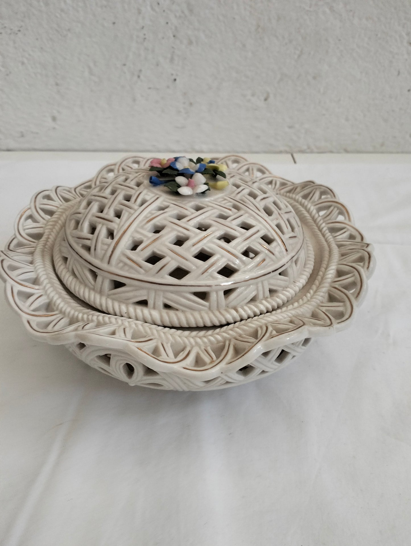 Centrotavola in ceramica traforata con coperchio