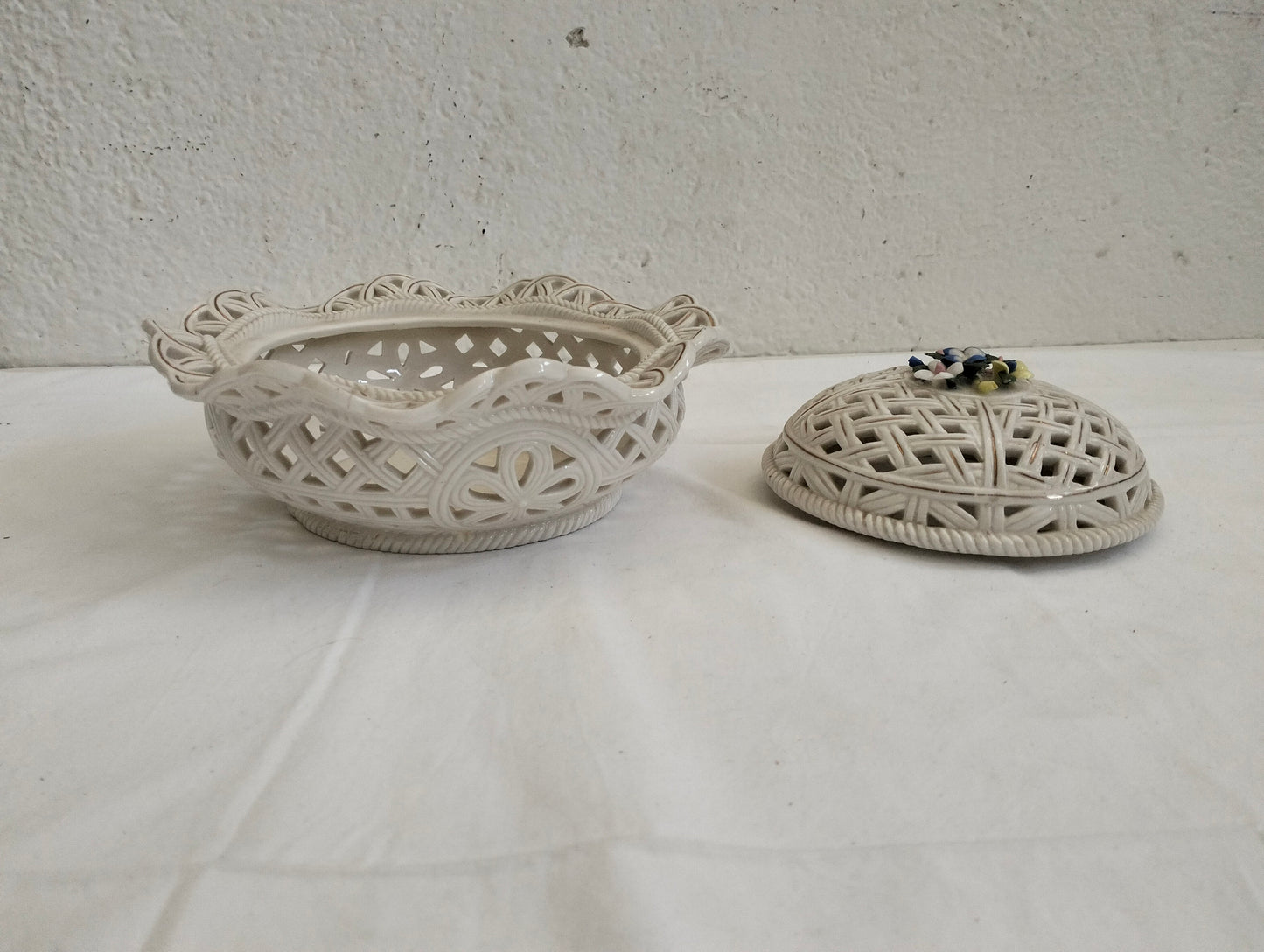 Centrotavola in ceramica traforata con coperchio