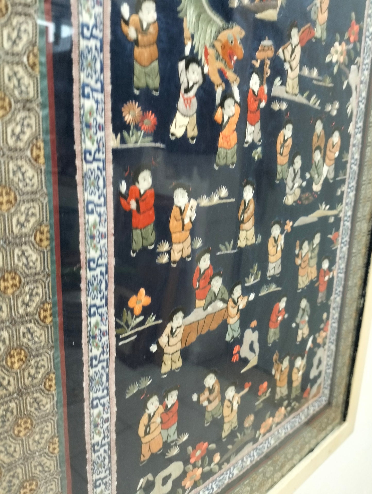 Quadro Asiatico con Ricamo su Seta - Rappresentazione di Figure e Dragone