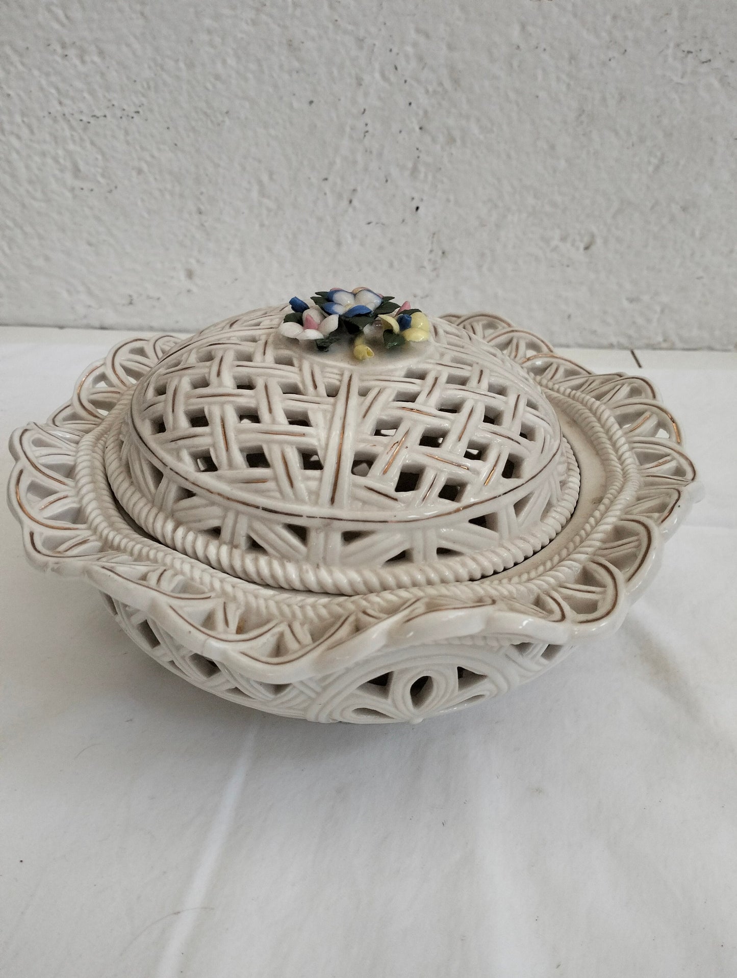Centrotavola in ceramica traforata con coperchio