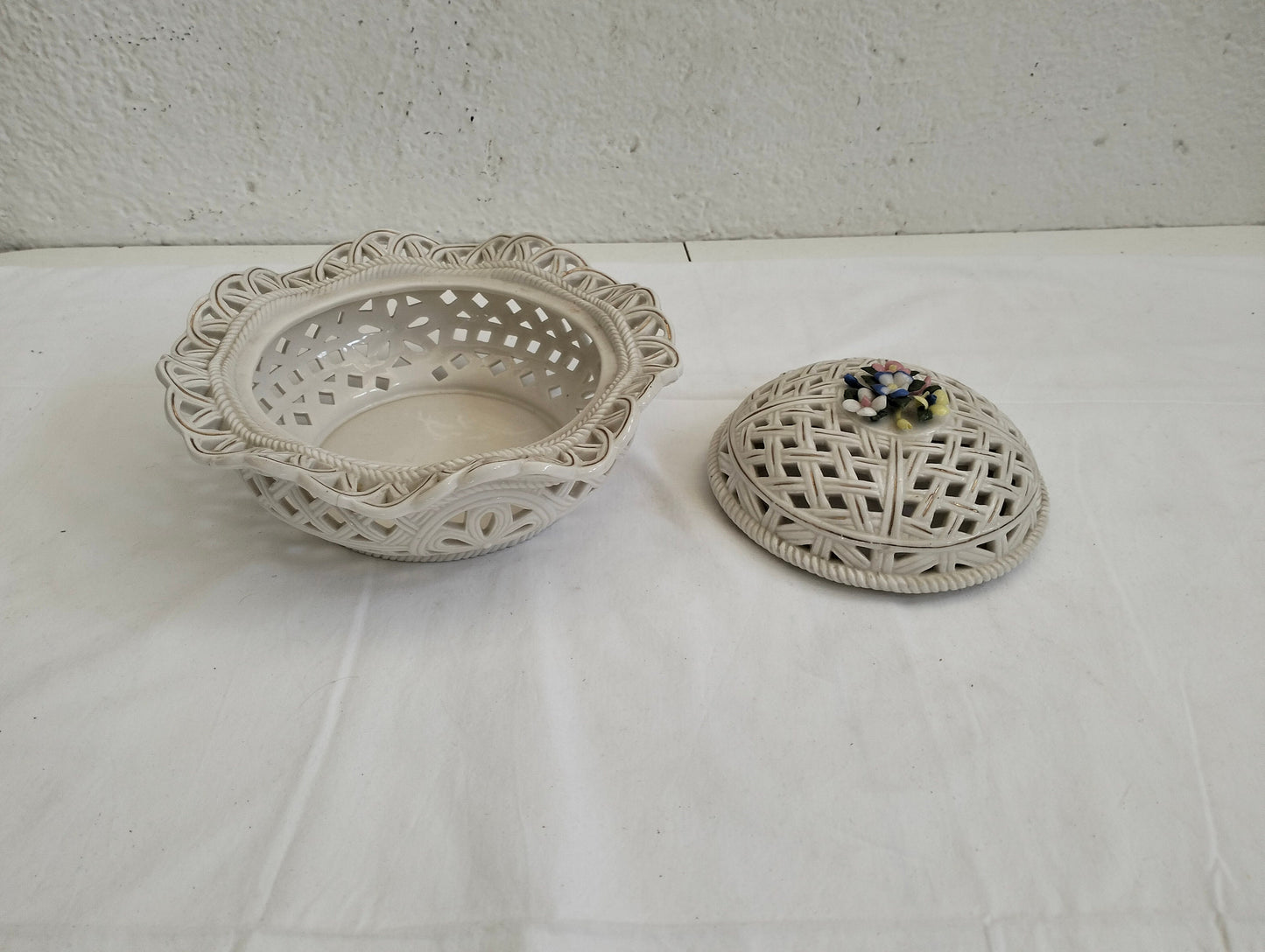 Centrotavola in ceramica traforata con coperchio