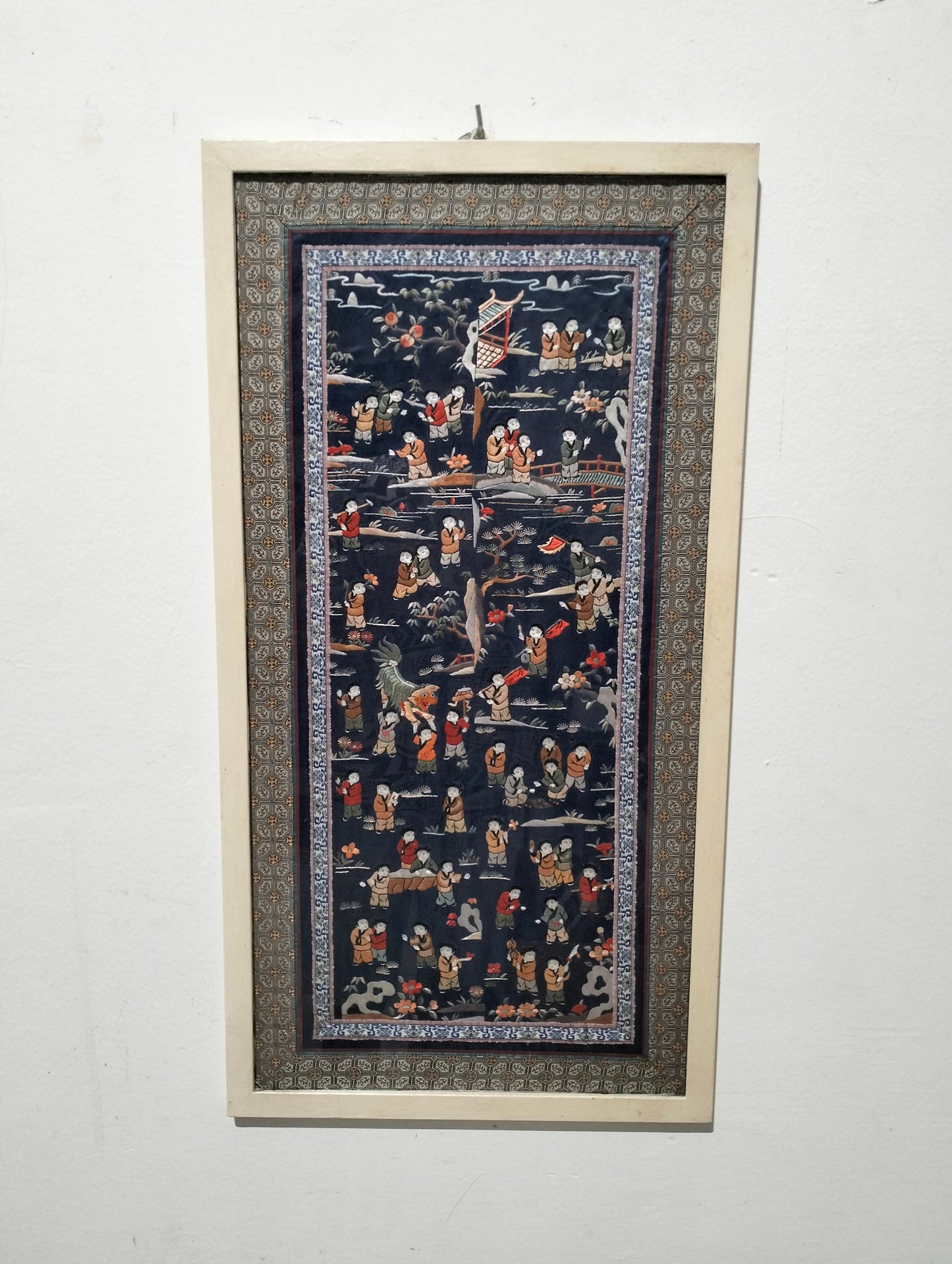 Quadro Asiatico con Ricamo su Seta - Rappresentazione di Figure e Dragone