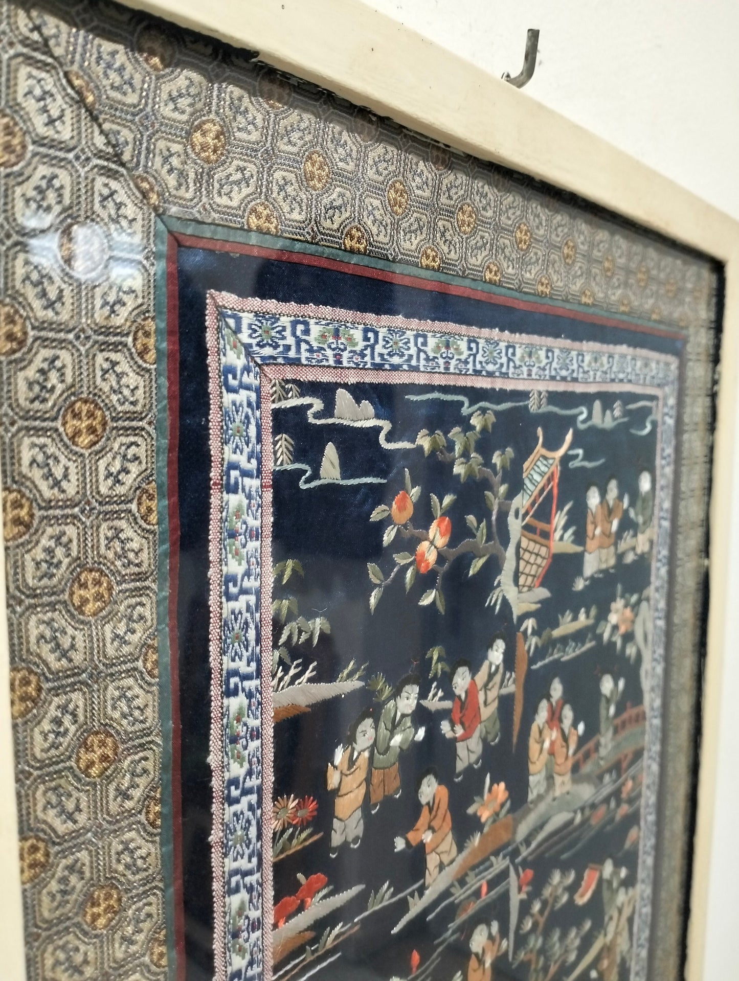 Quadro Asiatico con Ricamo su Seta - Rappresentazione di Figure e Dragone