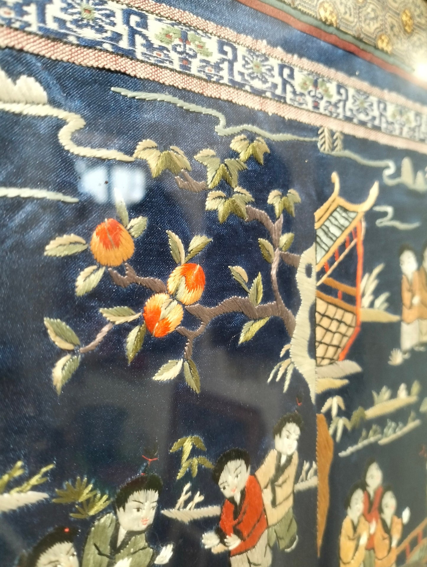 Quadro Asiatico con Ricamo su Seta - Rappresentazione di Figure e Dragone