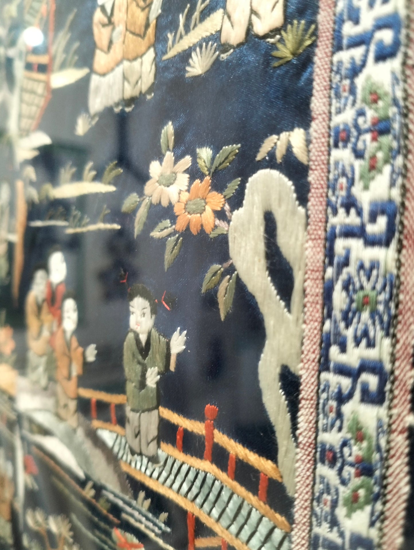 Quadro Asiatico con Ricamo su Seta - Rappresentazione di Figure e Dragone