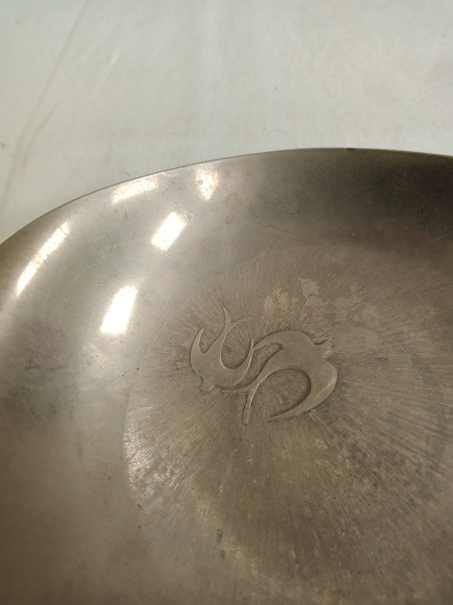 vintage tray in silver con rondini incise