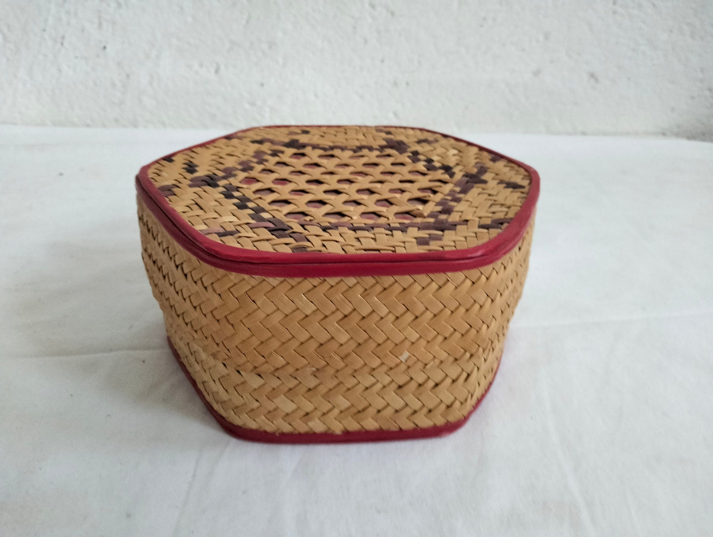 Scatola realizzata in rattan intrecciata