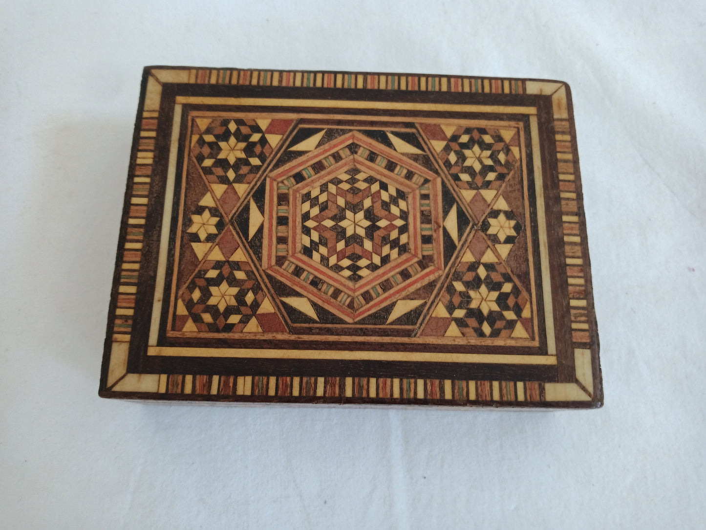 Scatola in legno siriana con intarsi