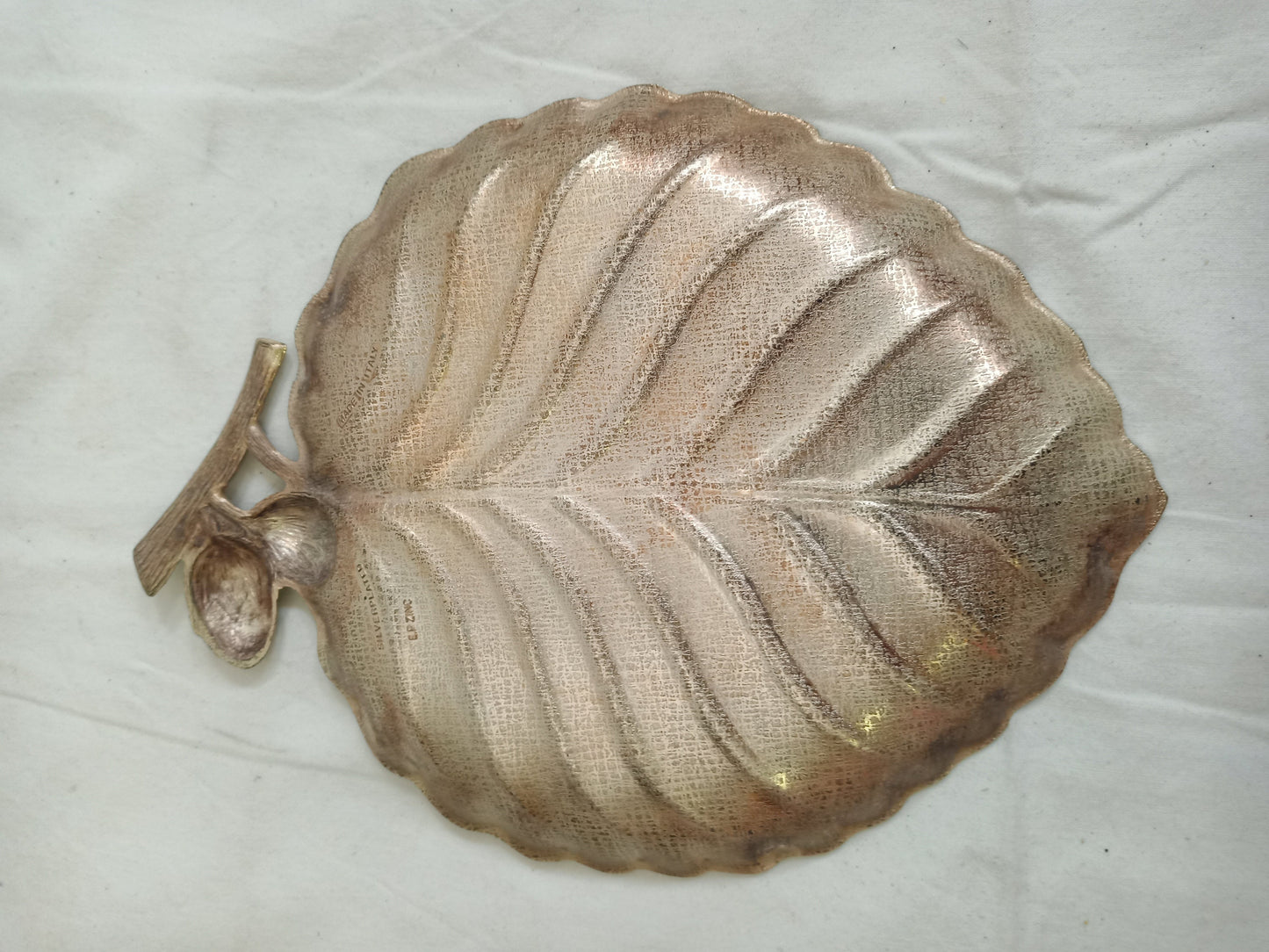 vintage tray in silver forma di foglia