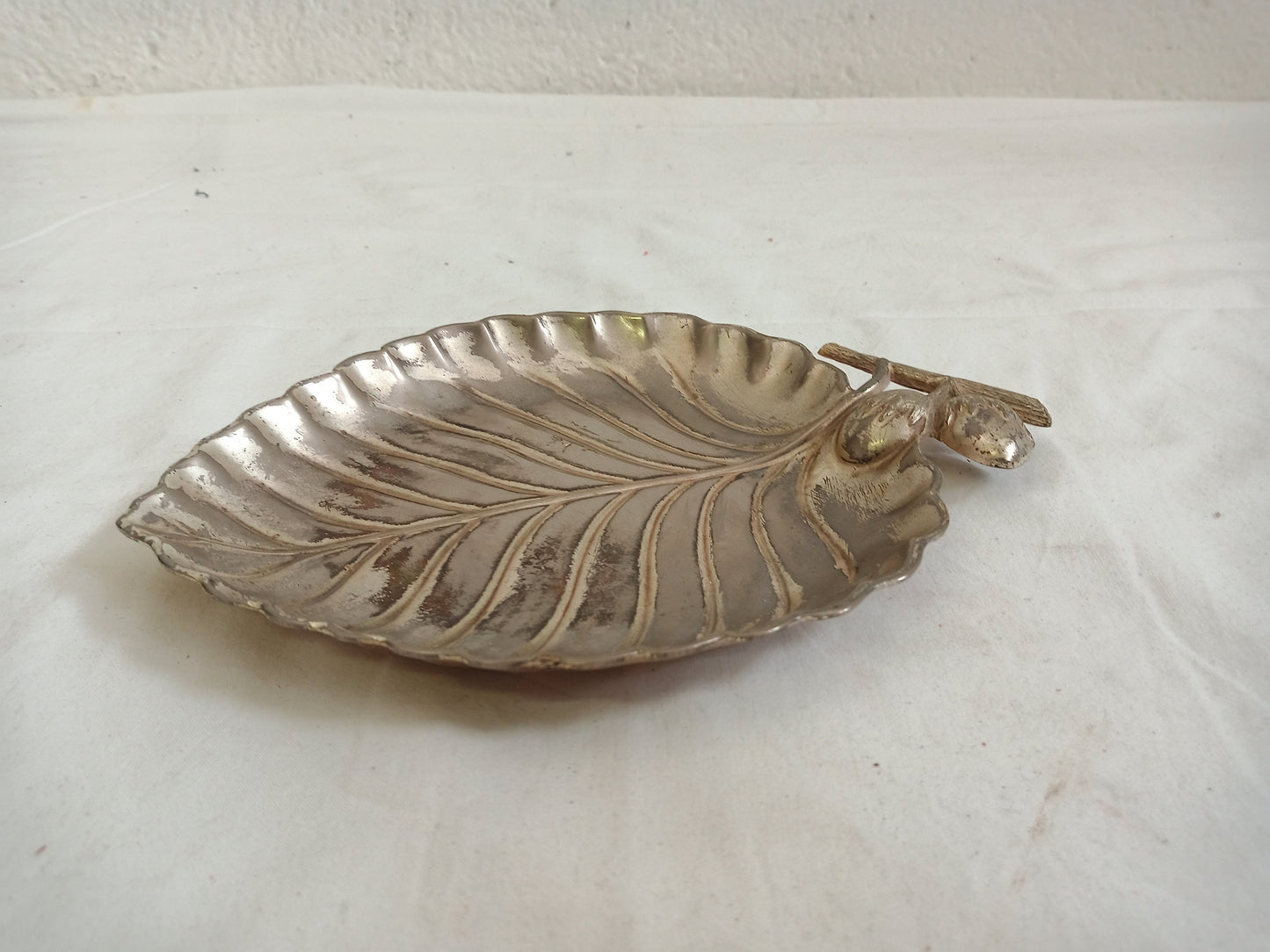 vintage tray in silver forma di foglia