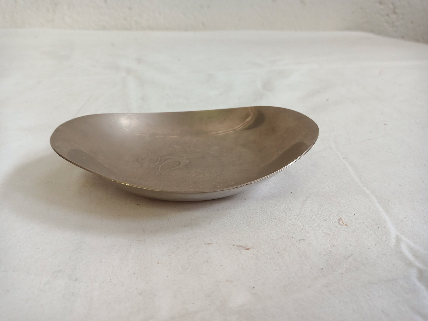 vintage tray in silver con rondini incise