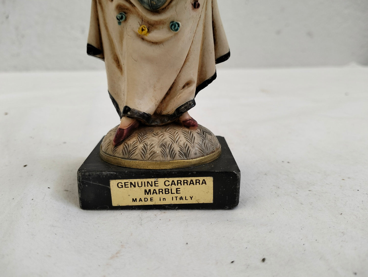 statua vintage di una ragazza con base in marmo di carrara nero realizzate in resina