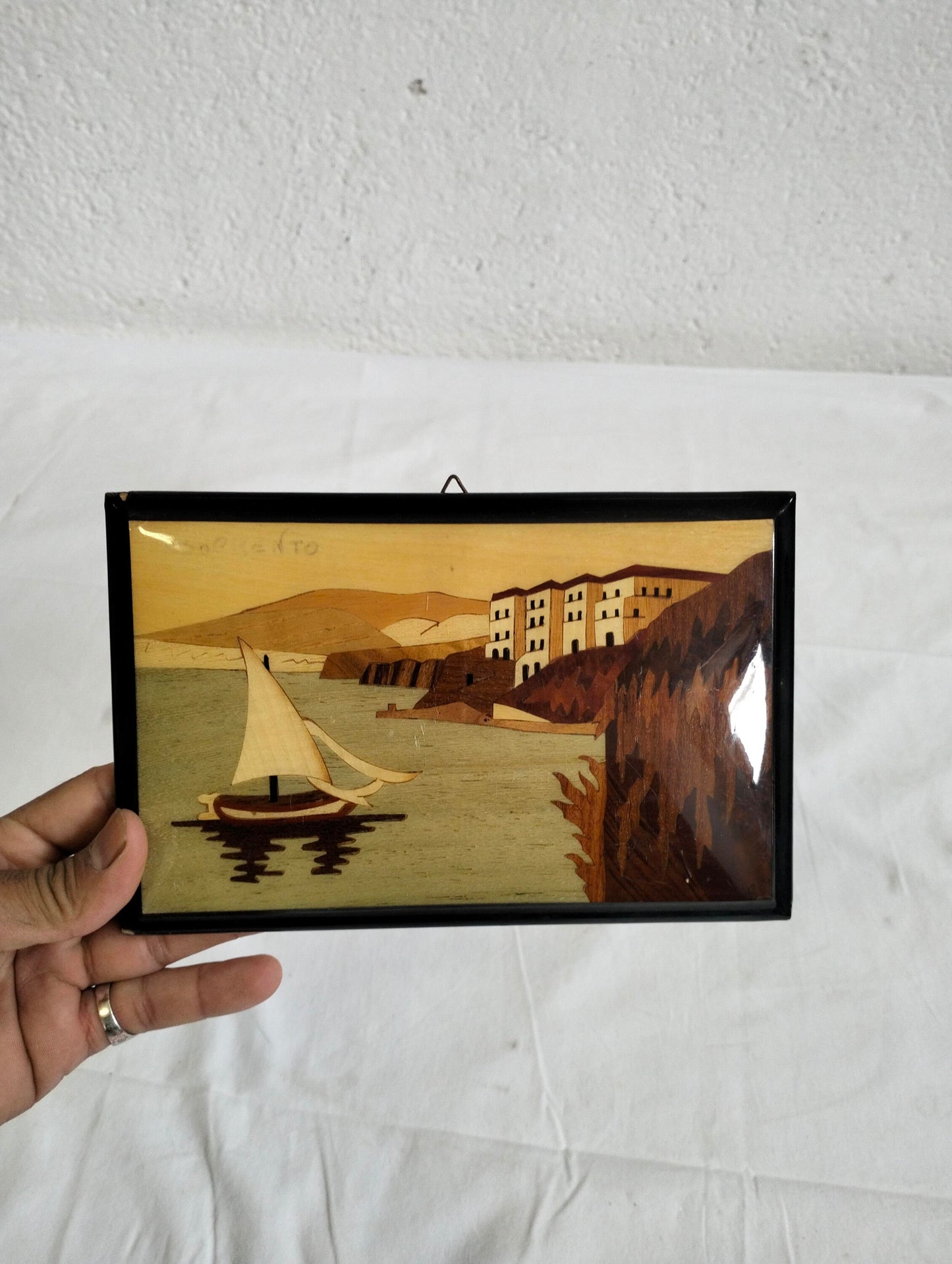 Quadro su legno intarsiato Vista Sorrento con mare e scogli | Decorazione artigianale italiana,regalo made in Italy , arte costiera italiana