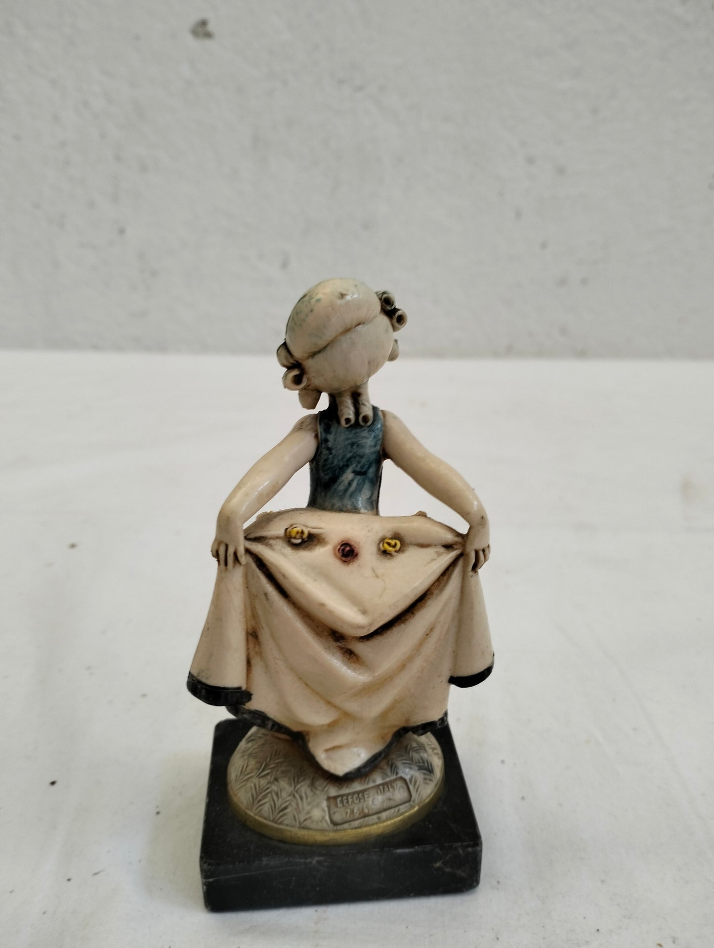 statua vintage di una ragazza con base in marmo di carrara nero realizzate in resina