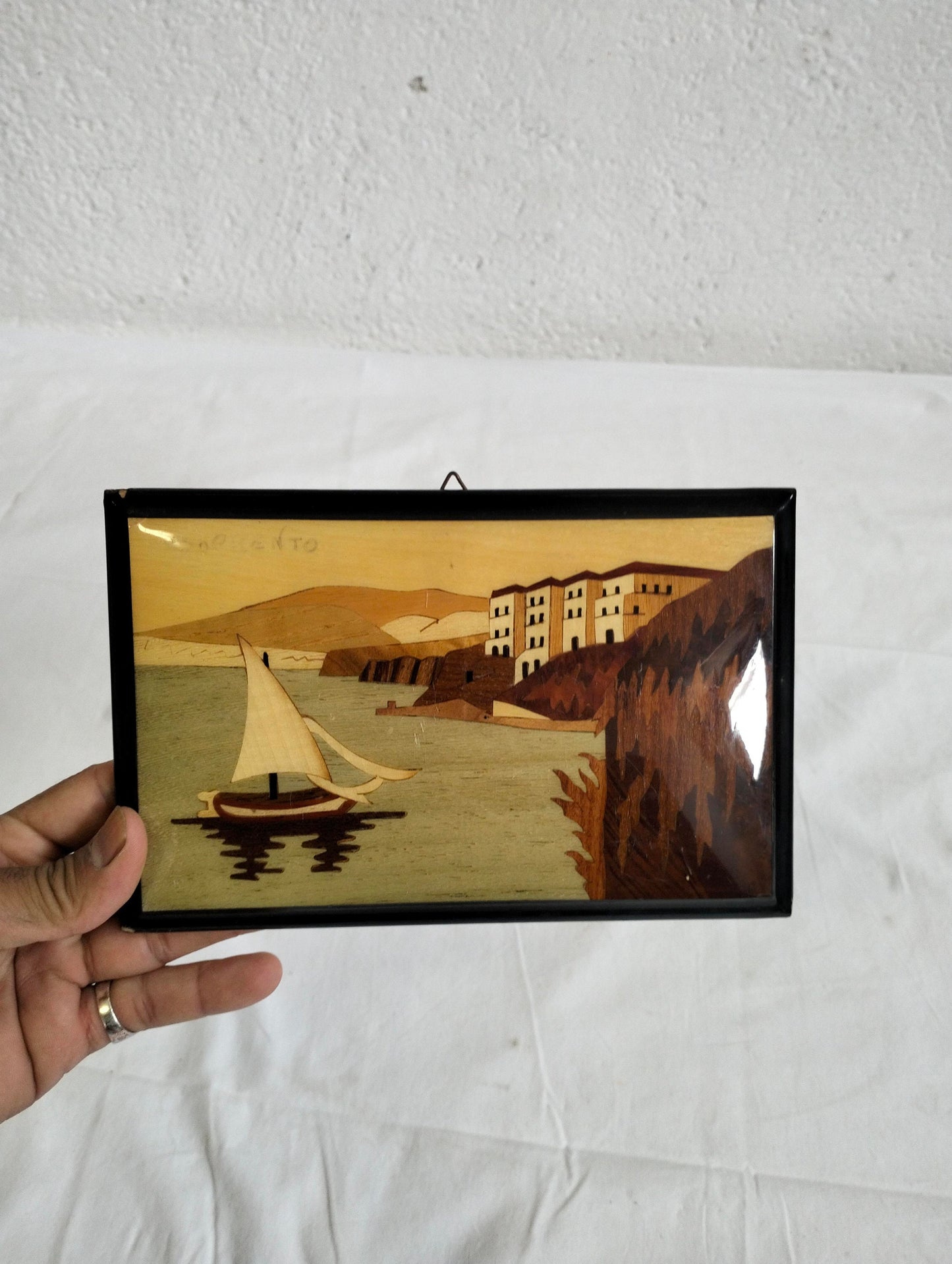 Quadro su legno intarsiato Vista Sorrento con mare e scogli | Decorazione artigianale italiana,regalo made in Italy , arte costiera italiana