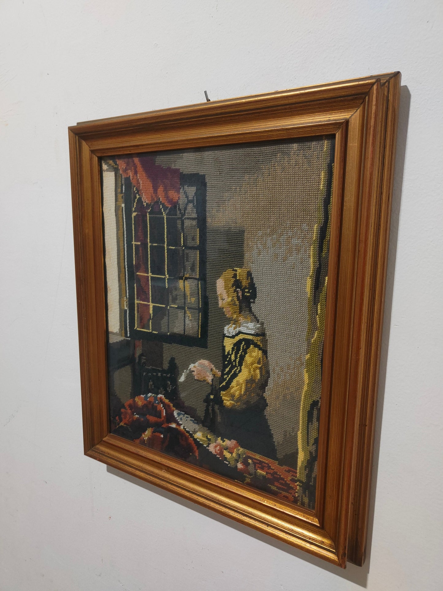 Quadro Ricamato Raffigurante una Donna - Arte e Eleganza